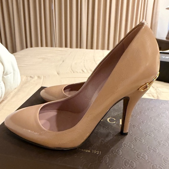 Gucci Women's Beige Patent Leather Heels. Size 7 - Picture 3 of 8